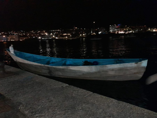 Patera en un muelle de Canarias tras rescatar a migrantes