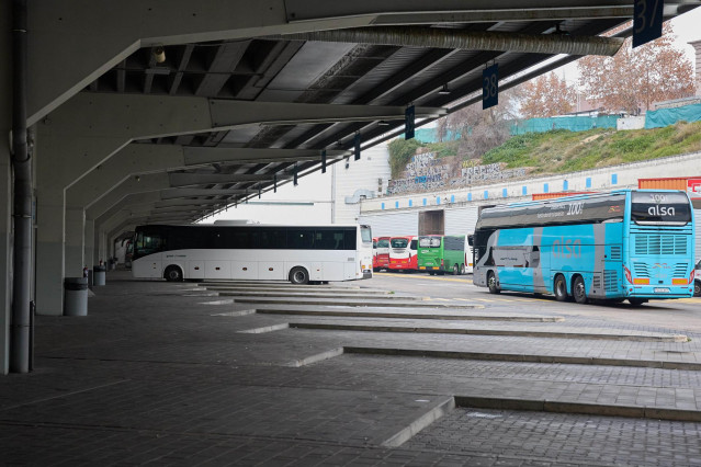 Archivo - Un autobús sale de la estación de autobuses de Méndez Álvaro