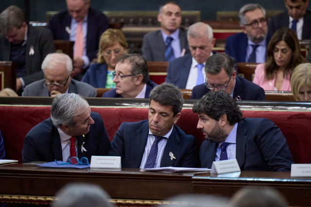 Archivo - (I-D) El presidente de Aragón, Jorge Azcón; el presidente de la Generalitat valenciana, Carlos Mazón y el presidente de la Región de Murcia, Fernando López Miras, durante un debate en el Senado