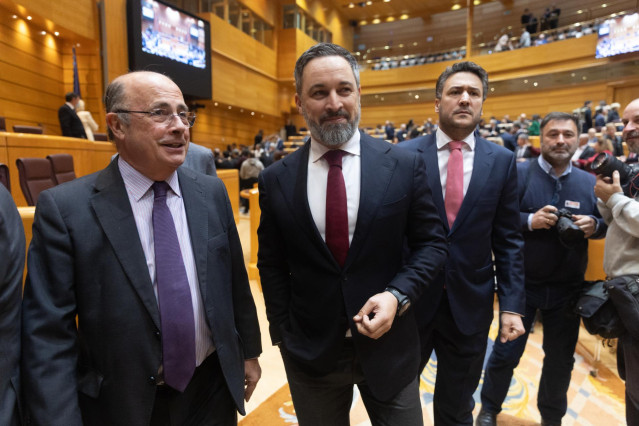 Archivo - El diputado de VOX Ignacio Gil Lázaro (i) y el líder de VOX, Santiago Abascal (d), llega a un pleno del Congreso de los Diputados, en el Palacio del Senado, a 10 de enero de 2024, en Madrid (España). El Pleno del Congreso, en su primera reunión