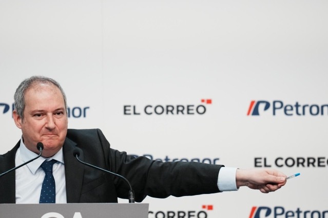 El ministro de Industria y Turismo, Jordi Hereu, interviene durante la mesa redonda 'Reindustrialización: un pacto por el futuro de la industria', en el Palacio Euskalduna, a 21 de marzo de 2024, en Bilbao, Vizcaya, País Vasco (España).