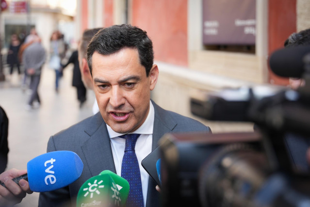 El presidente de la Junta de Andalucía, Juanma Moreno, atiende a los medios de comunicación en una foto de archivo.