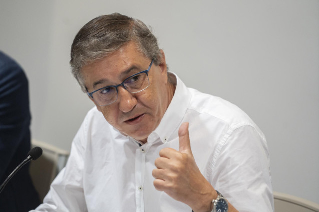 Archivo - El conseller de Educación, Universidades y Ocupación, José Antonio Rovira, interviene durante una rueda de prensa
