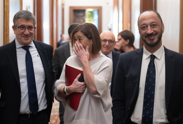 El portavoz del PSOE en el Congreso, Patxi López, junto a la presidenta de la cámara, Francina Armengol, y el vicepresidente Alfonso Rodríguez Gómez de Celis, también socialista