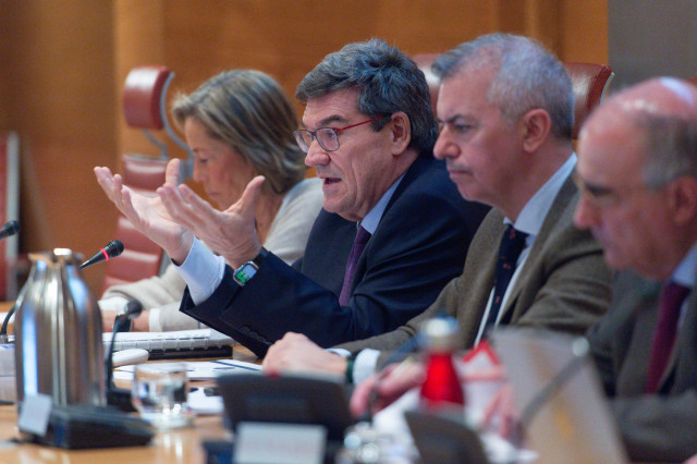 El ministro de Transformación Digital y de la Función Pública, José Luis Escrivá (2i), comparece durante una comisión, en el Congreso de los Diputados, a 21 de marzo de 2024, en Madrid (España).