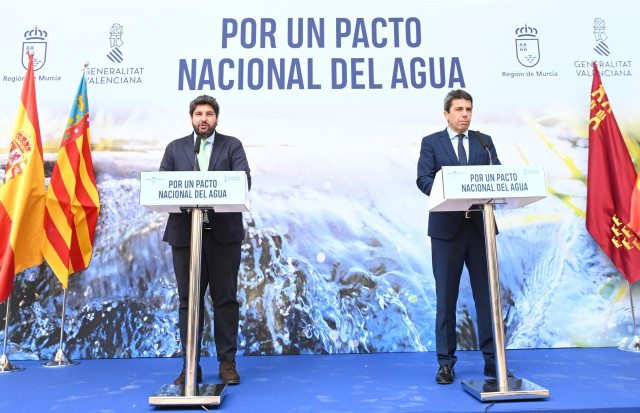 Los presidentes López Miras y Mazón, durante la firma del manifiesto en reivindicación de un Pacto Nacional del Agua. Previamente, ambos realizaron un recorrido por las inmediaciones del trasvase Tajo-Segura a su paso por Alhama de Murcia.