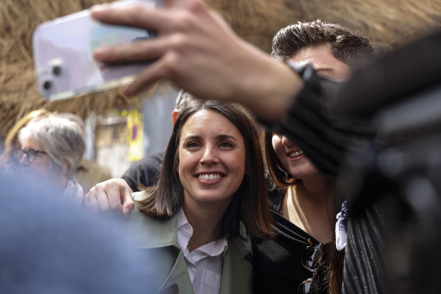 La secretaría Política de Podemos y candidata a las elecciones europeas, Irene Montero, se hace una foto durante su visita a las Fallas, a 18 de marzo de 2024, en Valencia, Comunidad Valenciana (España).