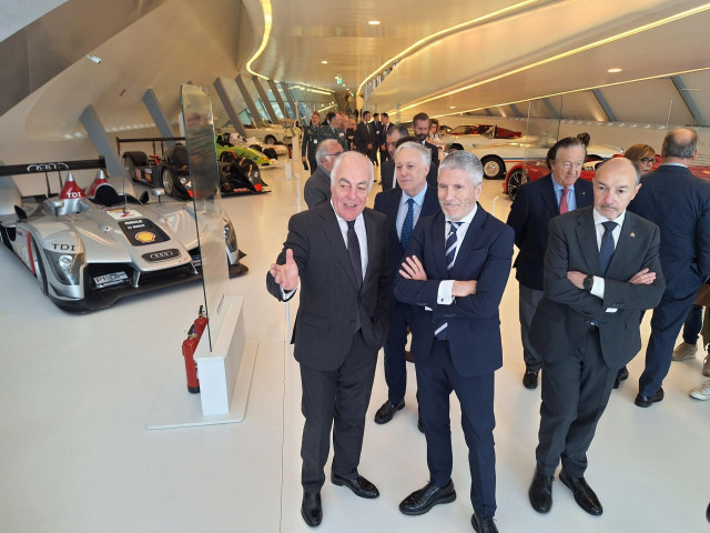 El ministro del Interior, Fernando Grande-Marlaska, acompañado por el presidente de la Fundación Ibercaja, José Luis Rodrigo, en su visita al museo de Mobilty City