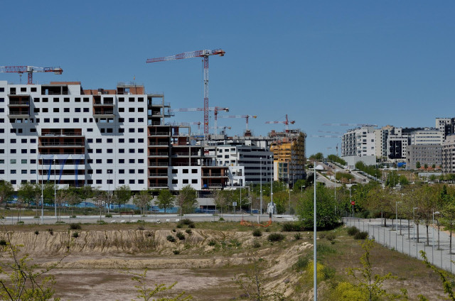 Archivo - Grúas, edificios, construcción