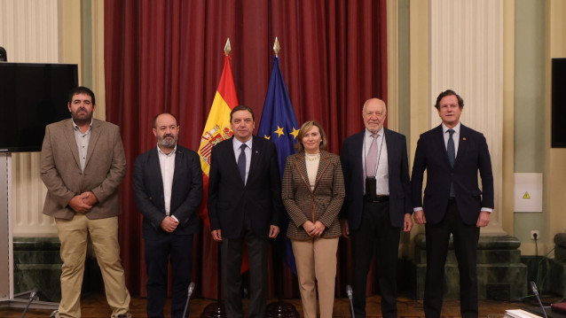 Archivo - El ministro de Agricultura, Pesca y Alimentación, Luis Planas (3i), se reúne con representantes de la Confederación Española de Pesca (Cepesca) y de la Federación Nacional de Cofradías de Pescadores (FNCP), en la sede del ministerio,