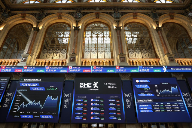 Paneles del Ibex 35 en el Palacio de la Bolsa, a 13 de marzo de 2024, en Madrid (España).