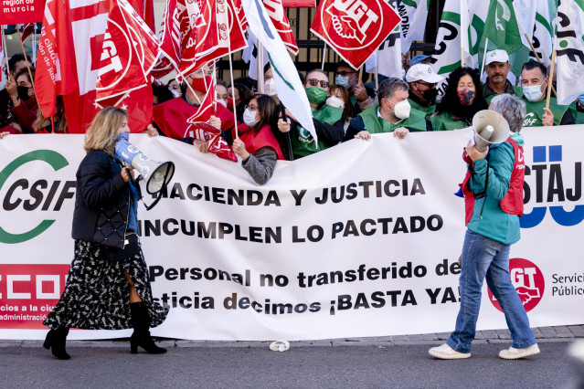 Archivo - Un grupo de personas se concentra con megáfonos, pancartas y banderas frente al Ministerio de Justicia ante el 