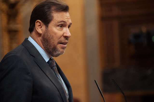 El ministro de Transportes y Movilidad Sostenible, Óscar Puente, interviene durante una sesión de control al Gobierno, en el Congreso de los Diputados en una imagen de archivo