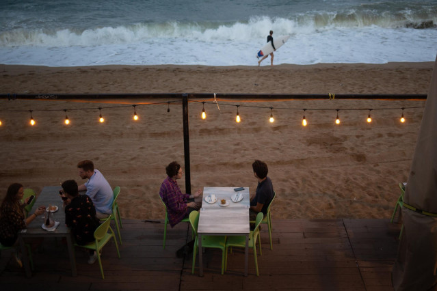 Archivo - La terraza de un restaurante frente a la playa