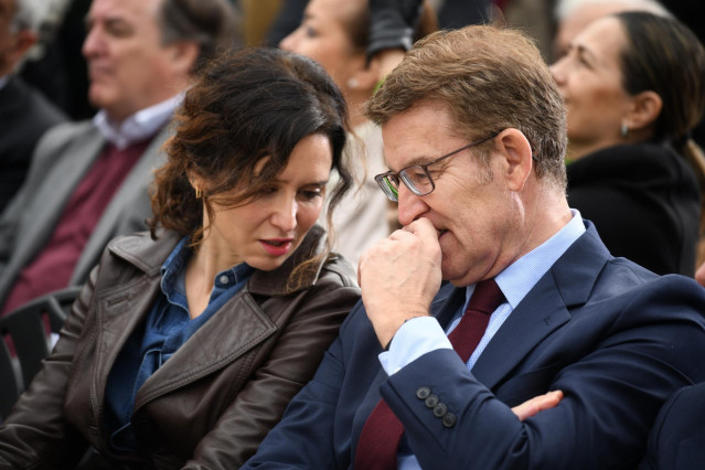 La presidenta de la Comunidad de Madrid, Isabel Díaz Ayuso, y el presidente del Partido Popular, Alberto Núñez Feijóo, durante el acto de la 'Ruta por la igualdad entre españoles', en el Monumento a la Constitución de Madrid, a 22 de febrero de 2024.