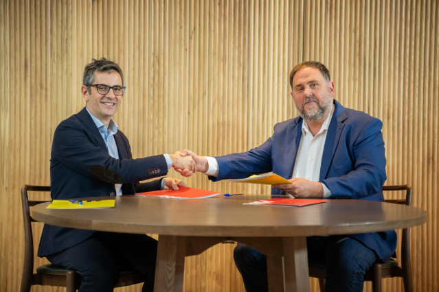 Archivo - El ministro de Presidencia, Félix Bolaños, y el líder de ERC, Oriol Junqueras, firman el acuerdo para investir a Pedro Sánchez