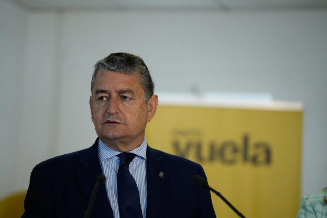 El consejero de la Presidencia, Interior, Diálogo Social y Simplificación Administrativa, Antonio Sanz, atiende a los medios  durante la inauguración del nuevo punto Vuela de la localidad, a 22 de marzo de 2024, en El Bosque, Cádiz (Andalucía, España). El