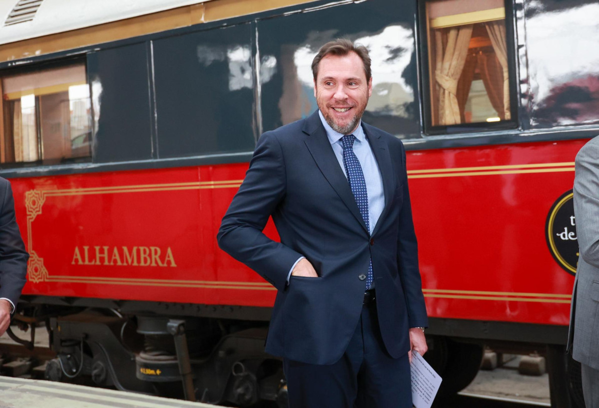 El ministro de Transporte y Movilidad, Oscar Puente durante el acto de inauguración de la temporada, a 22 de marzo de 2024, en Sevilla, Andalucía (España). El presidente de la Diputación, Javier F
