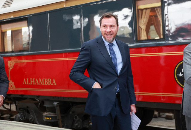 El ministro de Transporte y Movilidad, Oscar Puente durante el acto de inauguración de la temporada, a 22 de marzo de 2024, en Sevilla, Andalucía (España). El presidente de la Diputación, Javier Fernández, recibe al ministro de Transportes y Movilidad, Ós