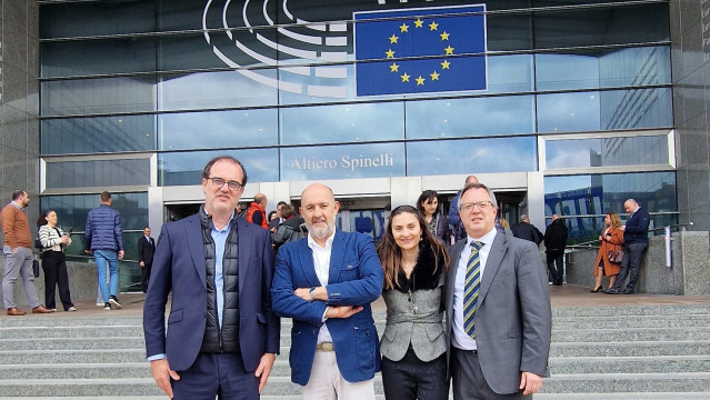El director corporativo y jurídico de Ganvam, Jaime Barea; la directora del Departamento Jurídico de Conepa, Rocío Martín; el secretario ejecutivo de Fagenauto, César Sanz; y el vicepresidente segundo de Cetraa, Luis Ursúa, en el Parlamento Europeo