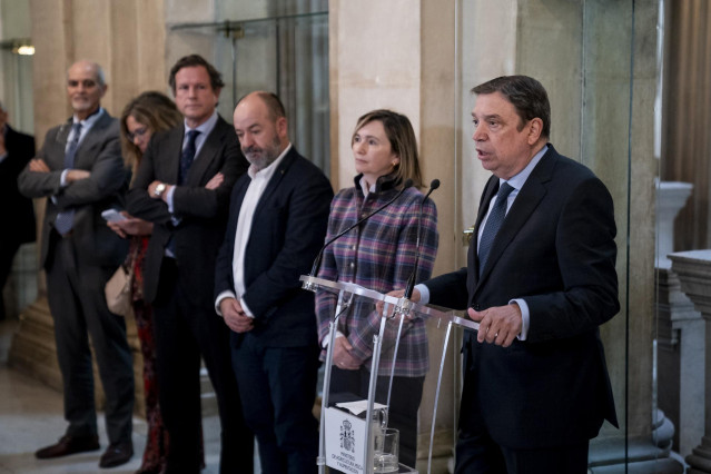 El ministro de Agricultura, Pesca y Alimentación, Luis Planas, ofrece una rueda de prensa tras su reunión con representantes del sector pesquero, en la sede del ministerio