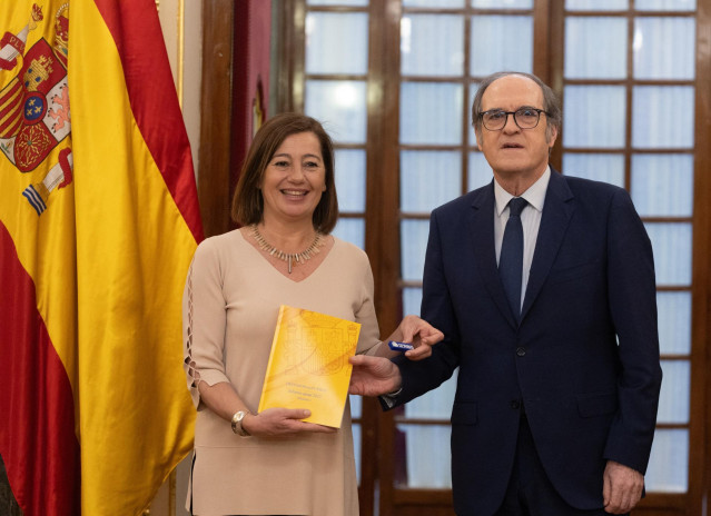 El Defensor del Pueblo, Ángel Gabilondo, ha entregado el Informe Anual de 2023 a la presidenta del Congreso, Francina Armengol, en el Salón de Pasos Perdidos, a 22 de marzo de 2024, en Madrid (España).