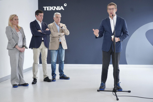El presidente del PP, Alberto Núñez Feijóo, durante su visita a la empresa Teknia en Abanto (Bizkaia)