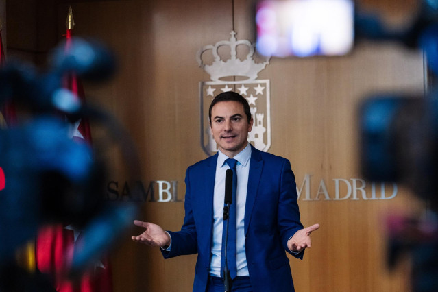 El portavoz del PSOE en la Asamblea, Juan Lobato, ofrece declaraciones a los medios durante una sesión plenaria en la Asamblea de Madrid. Archivo.