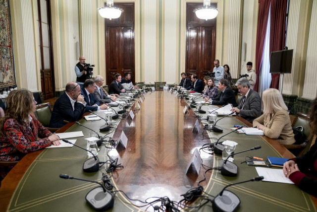 El ministro de Agricultura, Pesca y Alimentación, Luis Planas (3d), y la secretaria general de Pesca, Isabel Artime (4d), se reúnen con representantes del sector pesquero