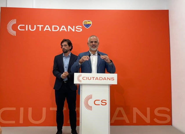 Archivo - El eurodiputado y secretario general de Cs, Adrián Vázquez, en una rueda de prensa junto al líder de Cs en Catalunya, Carlos Carrizosa.
