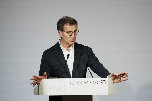 El presidente del PP, Alberto Núñez Feijóo, interviene durante la presentación del libro del presidente del PP Vasco y candidato a lehendakari en Bilbao