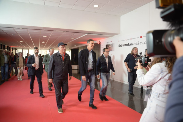 El exsecretario general del PSOE en Extremadura, Guillermo Fernández Vara, llega al 14º Congreso Regional Extraordinario del PSOE de Extremadura junto al secretario general del partido y presidente del Gobierno, Pedro Sánchez