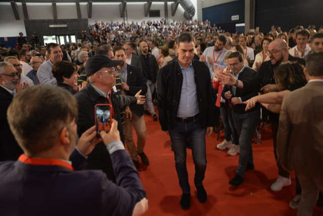 Pedro Sánchez a su llegada al Congreso Regional del PSOE de Extremadura en Mérida con Vara y Gallardo