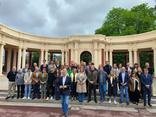 El presidente del PP vasco y candidato a lehendakari, Javier de Andrés, en un acto en Bilbao junto a los candidatos de la formación a las elecciones vascas.