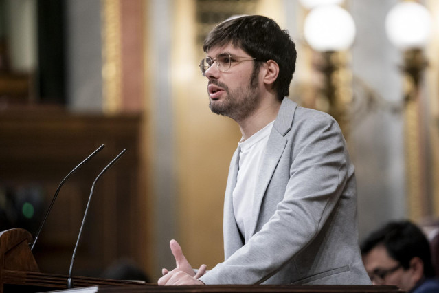 El diputado de Sumar, Lander Martínez Hierro, interviene durante una sesión plenaria, en el Congreso de los Diputados, a 27 de febrero de 2024, en Madrid (España).