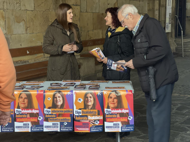 La candidata a lehendakari de Elkarrekin Podemos, Miren Gorrotxategi, en una mesa informativa en Durango.
