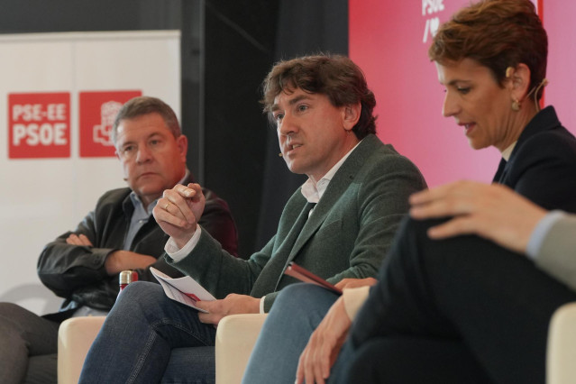 El presidente de Castilla-La Mancha, Emiliano García-Page, el secretario general del PSE-EE y candidato a Lehendakari, Eneko Andueza, y la presidenta de Navarra, María Chivite, durante un acto del PSE-EE.