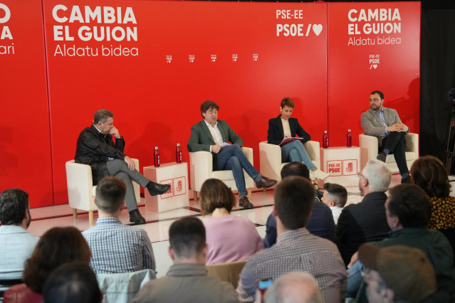 (I-D) El presidente de Castilla-La Mancha, Emiliano García-Page, el secretario general del PSE-EE y candidato a Lehendakari, Eneko Andueza, la presidenta de Navarra, María Chivite, y el presidente de Asturias, Adrián Barbón, en San Sebastián