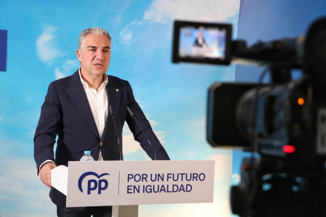 El vicesecretario de Coordinación Autonómica y Local y Análisis Electoral del PP, Elías Bendodo, en una rueda de prensa en Estepona.