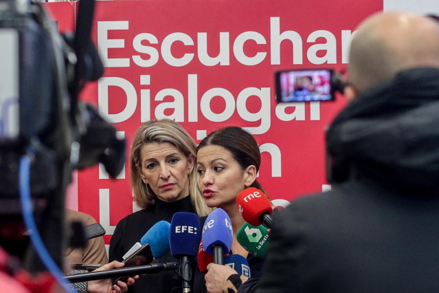 Archivo - La ministra de Juventud e Infancia, Sira Rego (d), atiende a los medios de comunicación a su llegada a la reunión con las principales organizaciones ecologistas, en el Espacio Rastro, a 2 de diciembre de 2023, en Madrid (España).