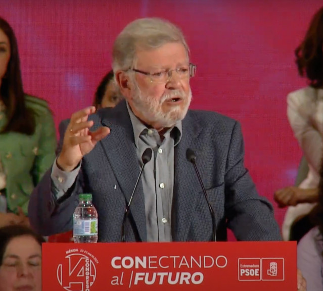 El exsecretario general del PSOE de Extremadura y expresidente de la Junta Juan Carlos Rodríguez Ibarra interviene en la clausura del 14 º Congreso Regional Extraordinario del PSOE de Extremadura