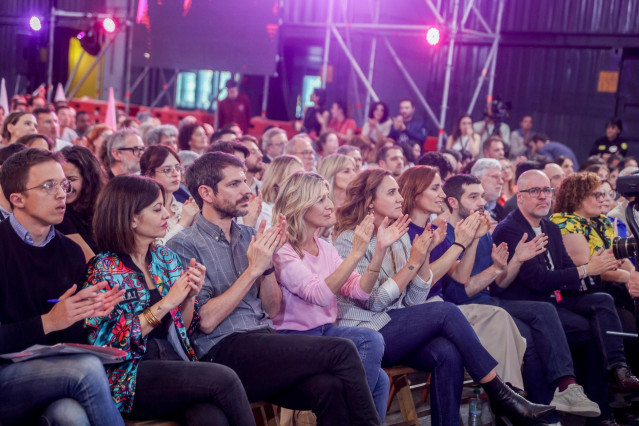 (I-D) El líder de Más País, Iñigo Errejón; la ministra de Juventud e Infancia, Sira Rego; el ministro de Cultura, Ernest Urtasun; la vicepresidenta segunda y ministra de Trabajo, Yolanda Díaz; la cabeza de lista por Sumar a las elecciones europeas del 9 d