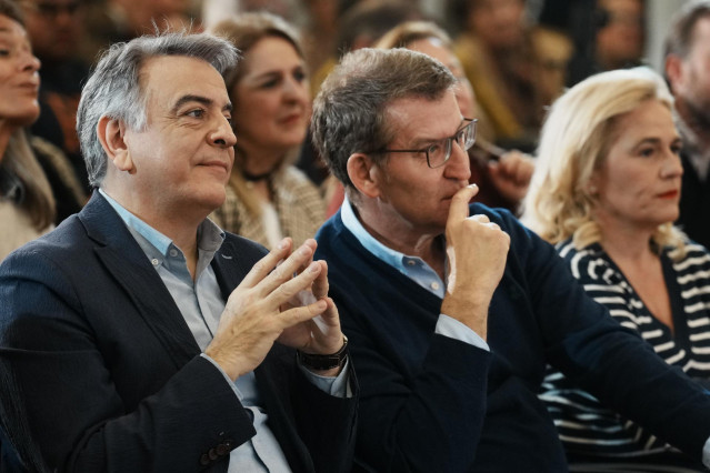 El líder de los populares vascos, Javier de Andrés (i), y el presidente del PP, Alberto Núñez Feijóo (d), durante la presentación oficial de Javier de Andrés como candidato a Lehendakari, en el Palacio Euskalduna, a 2 de marzo de 2024, en Bilbao, Vizcaya,