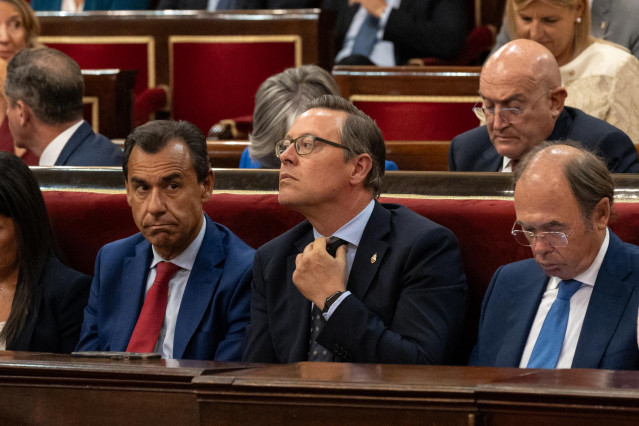 Archivo - Los senadores del Partido Popular, Fernando Martínez Maíllo; Alfonso Serrano; y el vicepresidente segundo del Senado, Pío García Escudero; durante de la Sesión Constitutiva, en el hemiciclo de la Cámara Alta, a 17 de agosto de 2023, en Madrid (E