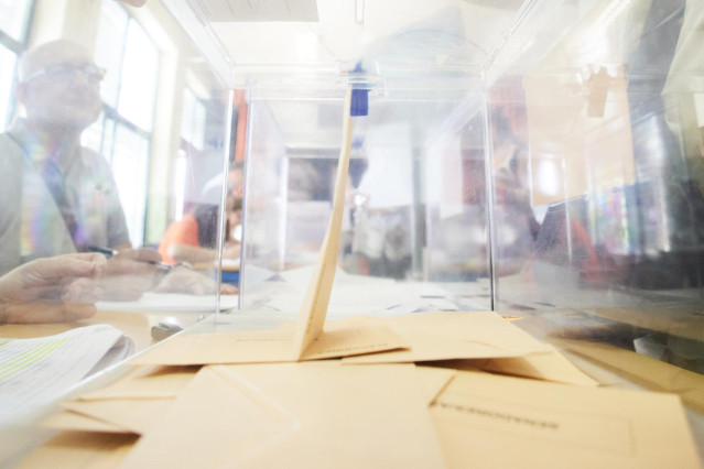 Archivo - Votos en una urna