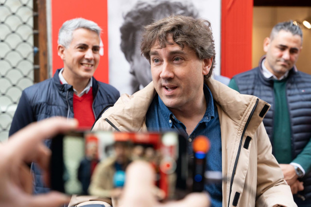 El secretario general del PSE-EE y candidato a lehendakari, Eneko Andueza, en la inauguración de una oficina electoral en Castro Urdiales.