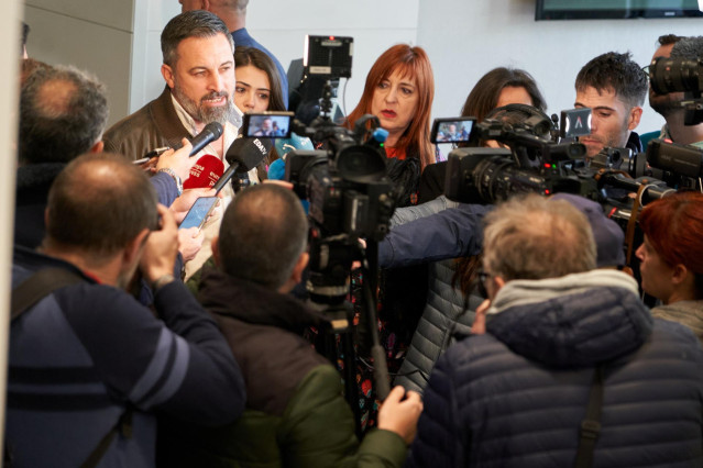 El presidente de VOX, Santiago Abascal, atiende a medios tras la clausura del acto de presentación de los candidatos de VOX a las elecciones del Parlamento vasco, en el Hotel NH Canciller Ayala, a 24 de marzo de 2024, en Vitoria-Gasteiz,