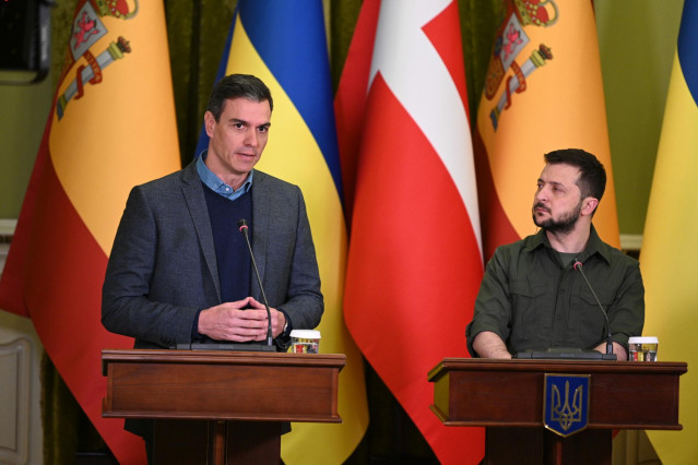 Archivo - El presidente del Gobierno, Pedro Sánchez (i), ofrece declaraciones a los medios de comunicación tras reunirse con el presidente de Ucrania, Volodimir Zelenski (d)