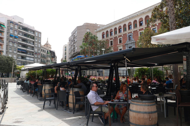 Archivo - Terraza de un bar en Jaén