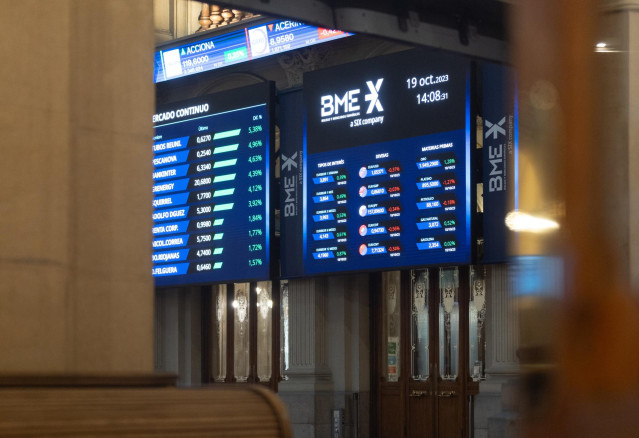 Archivo - Un panel del Ibex 35, en el Palacio de la Bolsa, a 19 de octubre de 2023, en Madrid (España).